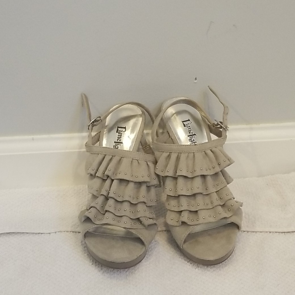 *grey heels*stap*